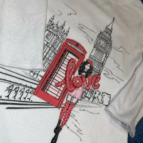 White 3/4 sleeve graphic sweater - Picture 2 of 3